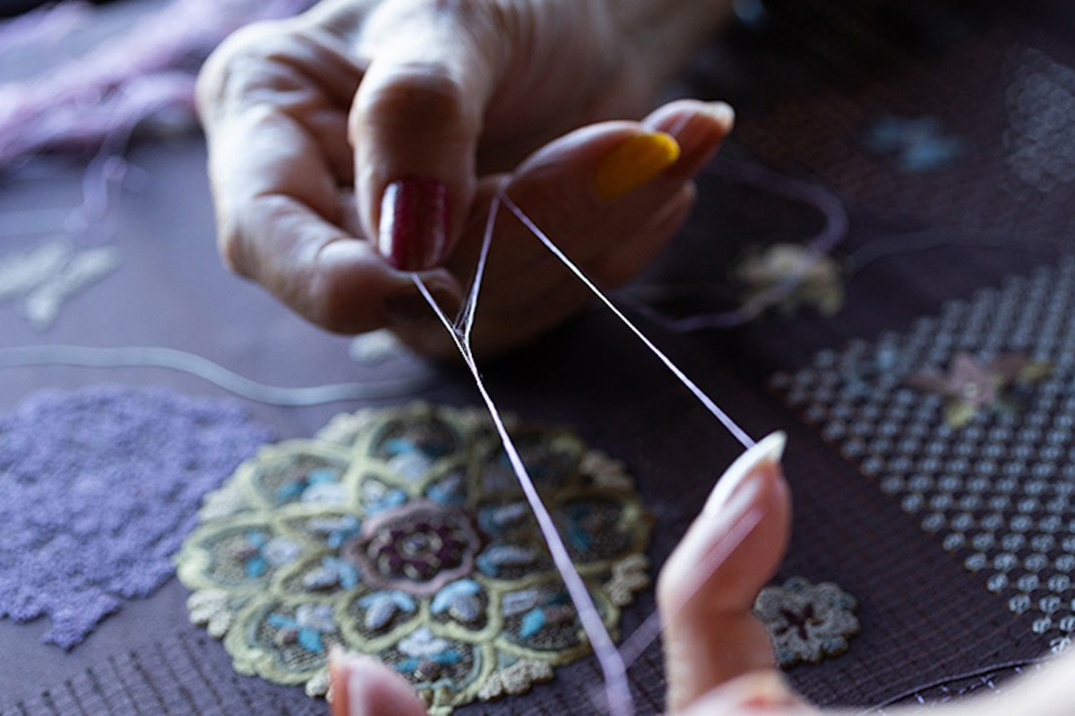 繍栄の原点、“手刺繍”